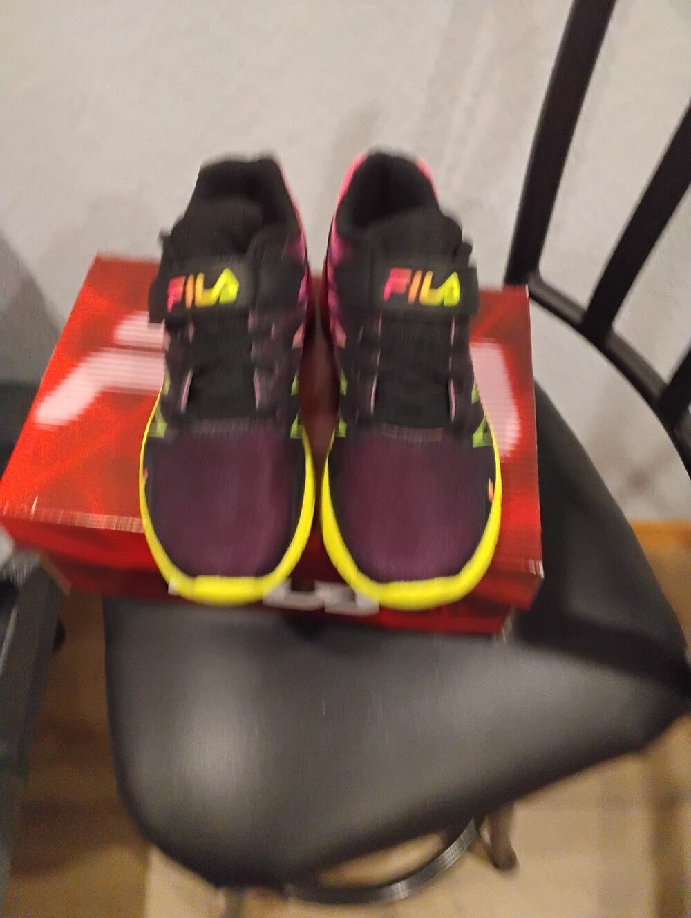 NWT Fila Fantom 8 Strap Sneakers Size 1 Firm Price - Picture 4 of 5